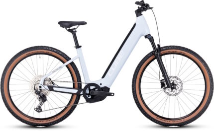 Cube VTT électrique meilleure autonomie Cube Reaction Hybrid Pro 750 flashwhite’n’black est un VTT électrique semi-rigide haute autonomie vélo électrique